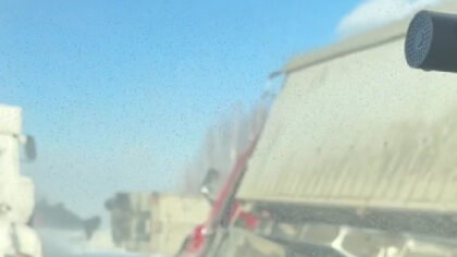 Ураган опрокинул фуру в кювет под Новосибирском