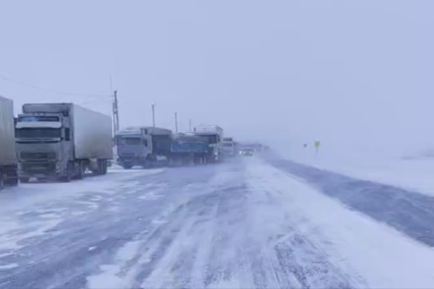 На всех трассах Новосибирской области ограничили движение