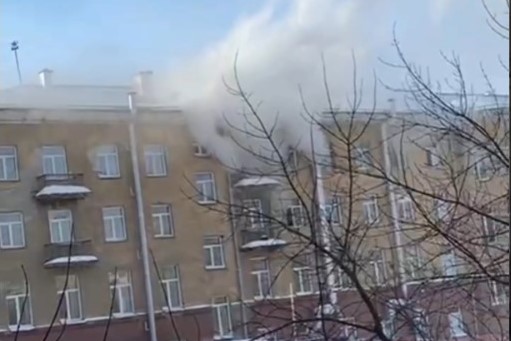 В Новосибирске горит здание технологического колледжа