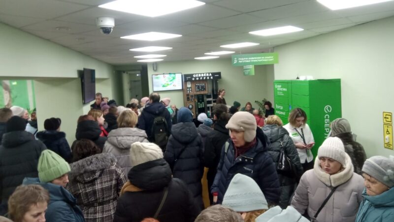 Новосибирцы «штурмуют» «Сбер» из-за неработающих карт «Тройка»