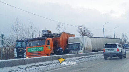 Большегрузы закупорили Колыванское кольцо в Новосибирске