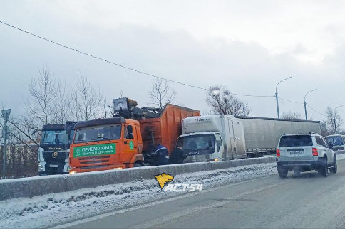 Большегрузы закупорили Колыванское кольцо в Новосибирске