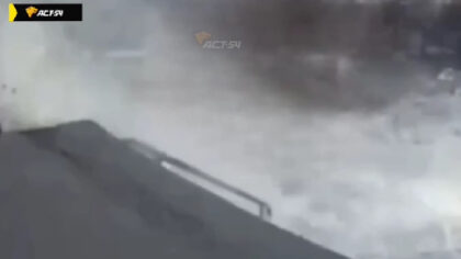 Ураган свалил бетонную перегородку подъезда в Новосибирске