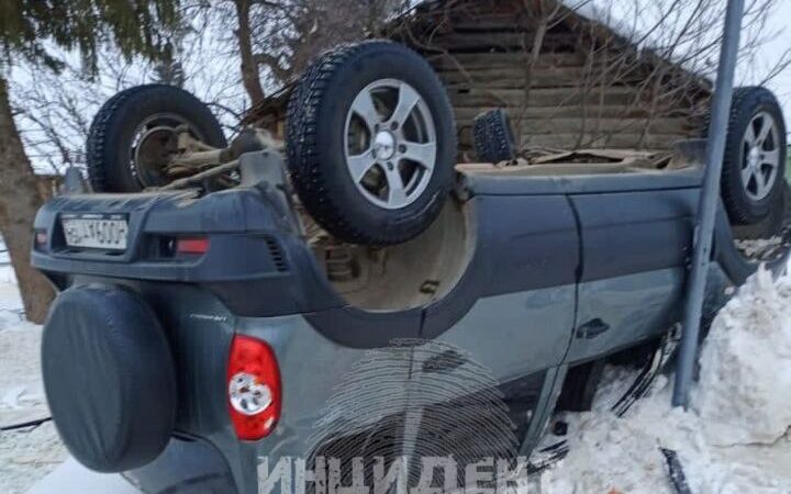 «Нива» перевернулась на крышу в ДТП с ГАЗелью в Новосибирске