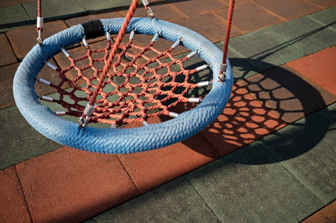 Школьница сломала позвоночник на качели в Новосибирске