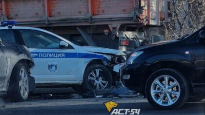 Полицейские седан попал в ДТП на Хилке в Новосибирске