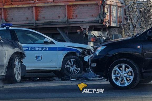 Полицейские седан попал в ДТП на Хилке в Новосибирске