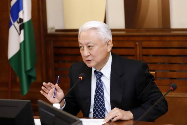 Новосибирских школьников-льготников обеспечат техсредствами и ассистентами