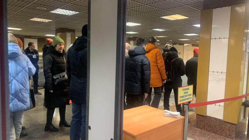 В новосибирском метро собралась очередь на терминалах «СберТройки»