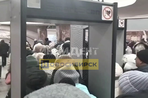 В новосибирском метро образовались очереди из-за новых терминалов