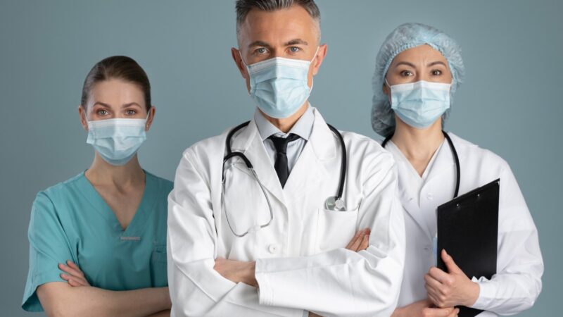 Новосибирским частным клиникам могут запретить выдавать справки мигрантам