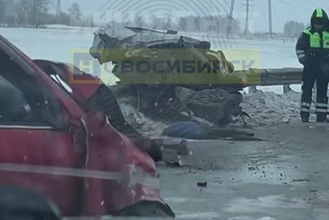 Машины разлетелись на части в ДТП под Новосибирском