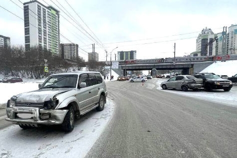 2-летняя девочка пострадала в тройном ДТП в Новосибирске