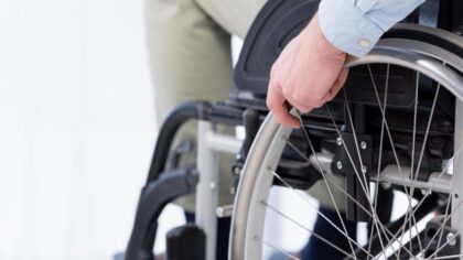 В Новосибирске отменили выплаты по уходу за инвалидами