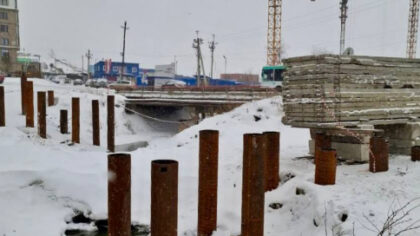 Временный мост через реку 2-я Ельцовка строят в Новосибирске