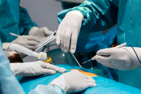 Новосибирские врачи спасли мужчину с ножом в сердце