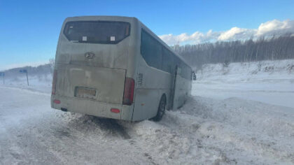 Автобус с 17 пассажирами съехал в кювет под Новосибирском
