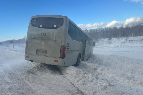 Автобус с 17 пассажирами съехал в кювет под Новосибирском