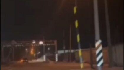 В Новосибирске в Хилокском микрорайоне опять сломали ограничитель для фур