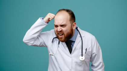 В новосибирской клинике доктор устроил потасовку из-за отпуска