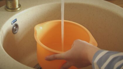 Жители новосибирского поселка Садовый жалуются на грязную воду