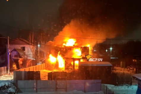 Двухэтажный дом сгорел в Новосибирске