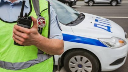 Новосибирских гаишников пожурили за тонированное авто без госномеров