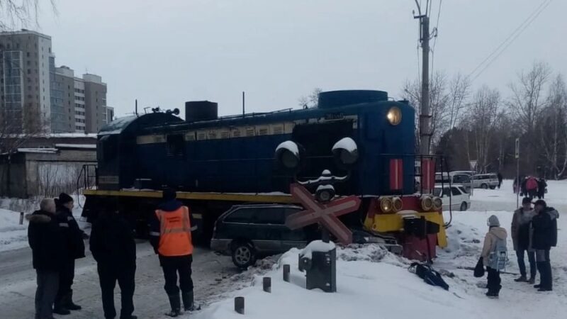В Новосибирске автомобиль столкнулся с тепловозом