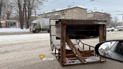 В Новосибирске ураган сносит крыши и балконы зданий