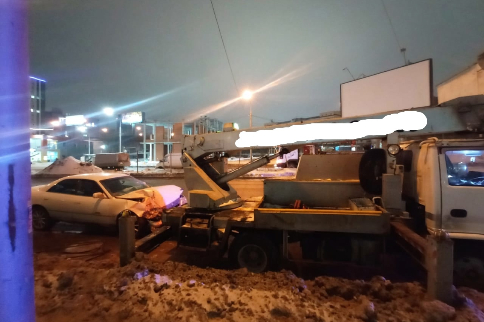 Водитель иномарки сбил дорожника в Новосибирске