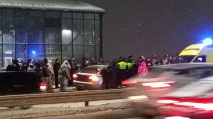 Иномарка въехала в толпу болельщиков после матча КХЛ в Новосибирске