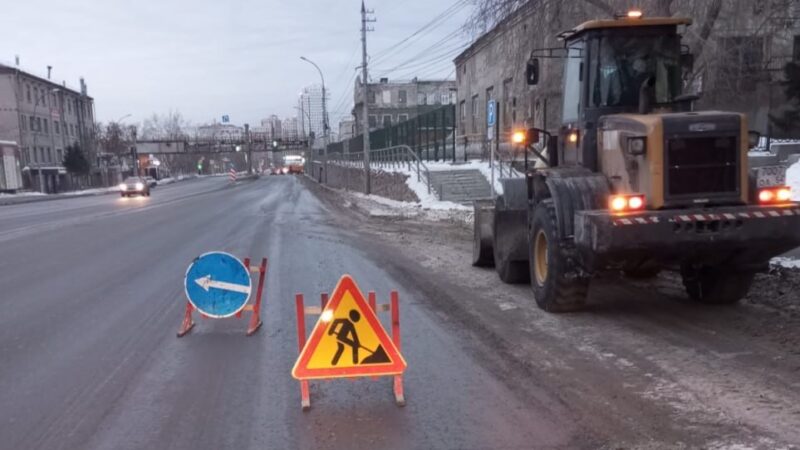 Нехватку дорожных рабочих в Новосибирске компенсируют студенты