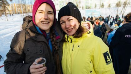 Космонавт Анна Кикина окунулась в прорубь у новосибирского лицея