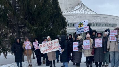 В Новосибирске обманутые клиенты 2 стройфирм устроили пикет