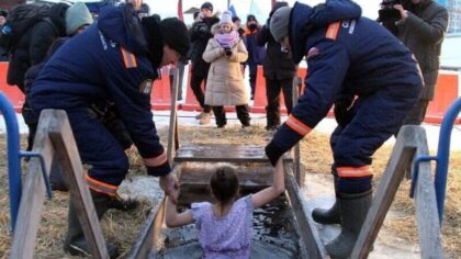 Новосибирцев предупредили об опасности купания в проруби