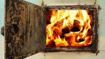 Под Новосибирском дети получили ожоги при растопке печи бензином