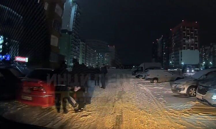 В Новосибирске несколько человек насильно затолкали мужчину в машину