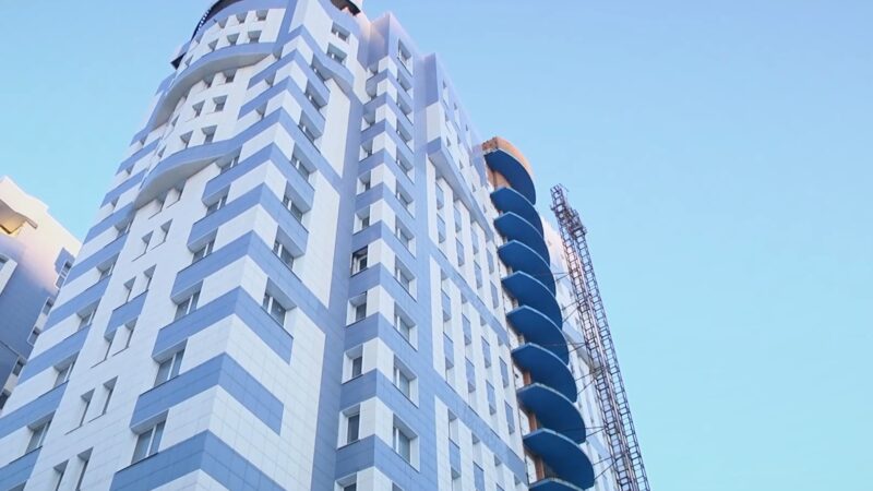 В Новосибирске суд арестовал долгострой Pool House на Тополевой