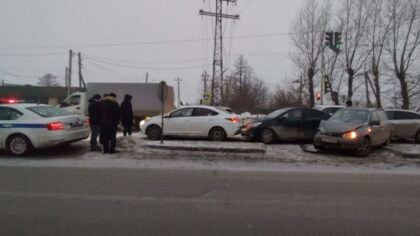 В Новосибирске пять автомобилей столкнулись на Старом шоссе