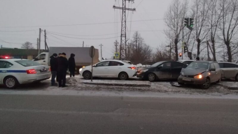 В Новосибирске пять автомобилей столкнулись на Старом шоссе