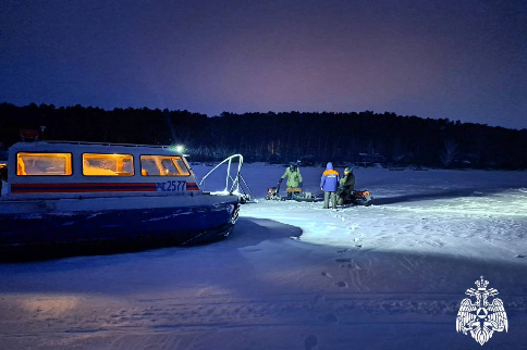 Рыбака на заглохшей мотособаке спасли сотрудники МЧС в Новосибирске