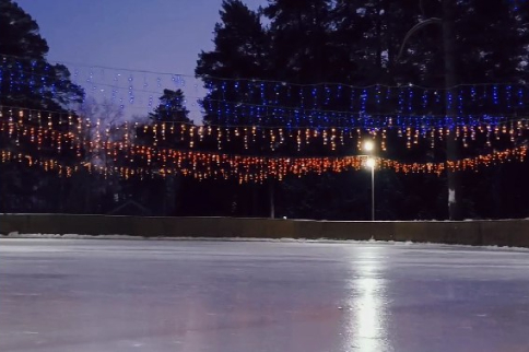 Каток в Сосновом бору Новосибирска закрыли из-за оттепели