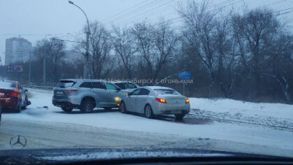 Массовое ДТП сковало движение на Ватутина в Новосибирске