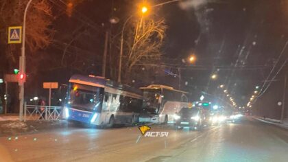 В Новосибирске автобус столкнулся с троллейбусом