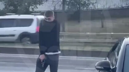 Новосибирец с пистолетом помог другу без прав покинуть место ДТП