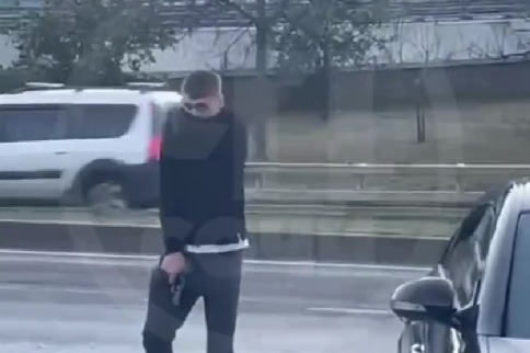 Новосибирец с пистолетом помог другу без прав покинуть место ДТП