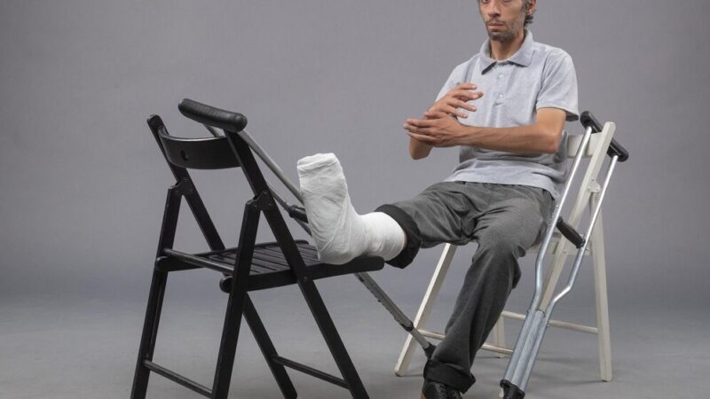 13 новосибирцев получили травмы на гололеде