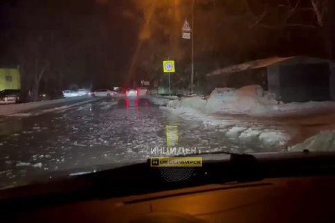 В новосибирском Затоне затопило выездную дорогу