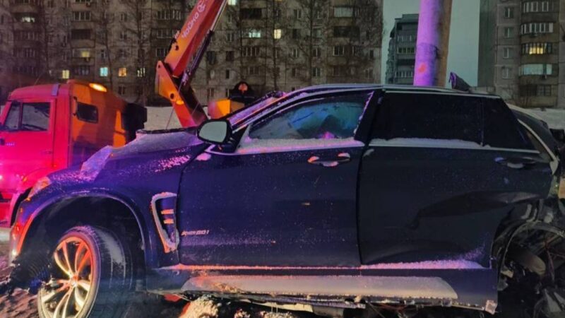 В Новосибирске пассажир BMW погиб после столкновения авто со столбом